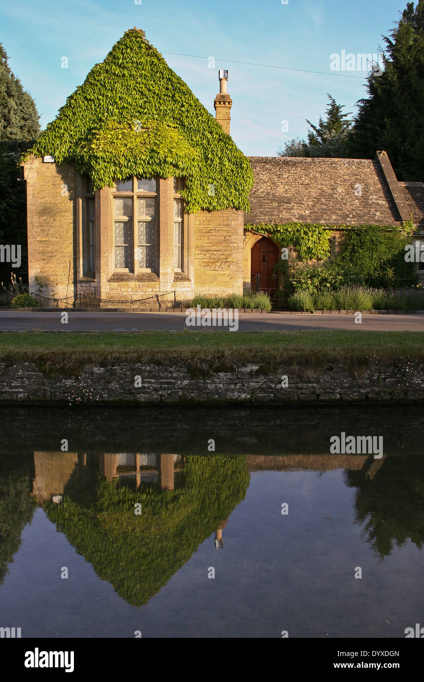 Vue d'ensemble des voies navigables jusqu'à la période de réflexion calme cottages en pierre de faible ensoleillement d'or Banque D'Images