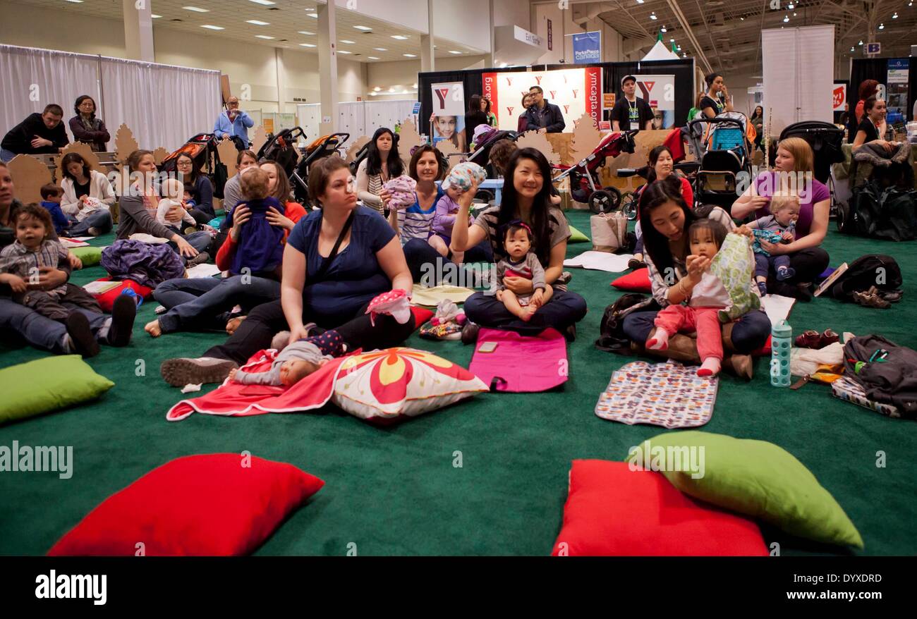 Toronto, Canada. Apr 26, 2014. Les parents à se préparer à changer leurs couches des bébés au cours de la grande couche en tissu Changement du Green Living Show 2014 à Toronto, Canada, le 26 avril 2014. Cet événement a débuté le samedi afin d'accroître la sensibilisation à propos de couches en tissu réutilisables. © Zou Zheng/Xinhua/Alamy Live News Banque D'Images