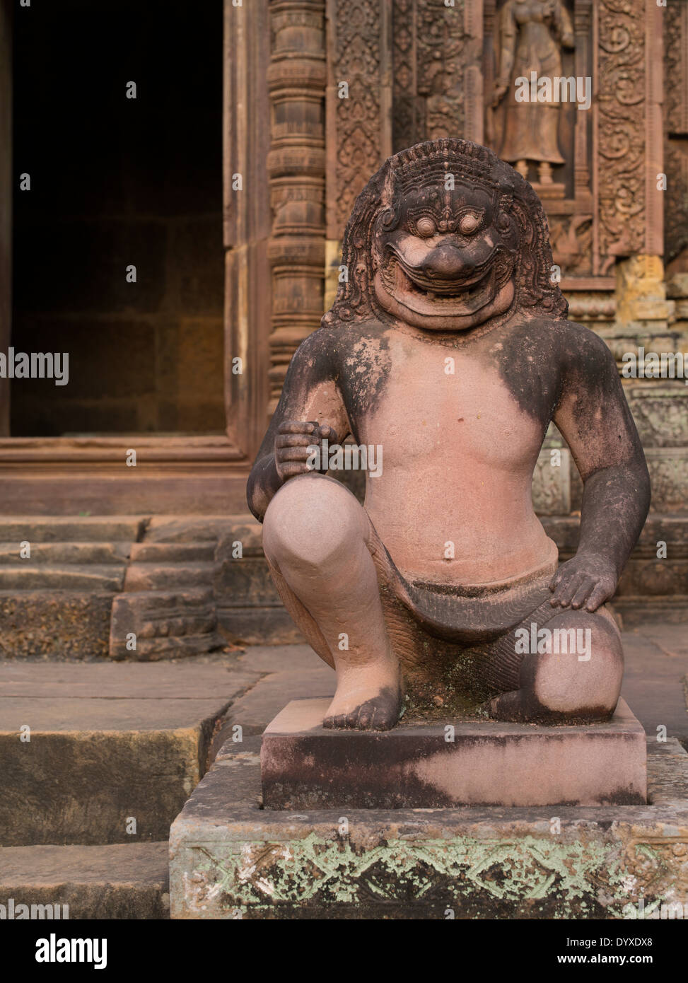 Tuteur à tête de lion à Banteay Srei Temple Hindou dédié à Shiva. Siem Reap, Cambodge Banque D'Images