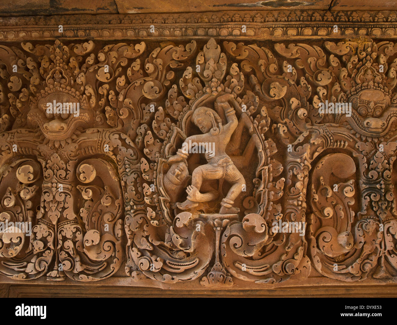 Dans les sculptures ornées de linteaux de grès au-dessus des embrasures à Banteay Srei un temple hindou dédié à Shiva. Siem Reap, Cambodge Banque D'Images