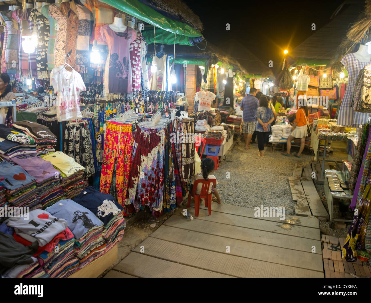 Vêtements et tissus pour la vente au marché nocturne d'Angkor, Siem Reap, Cambodge Banque D'Images