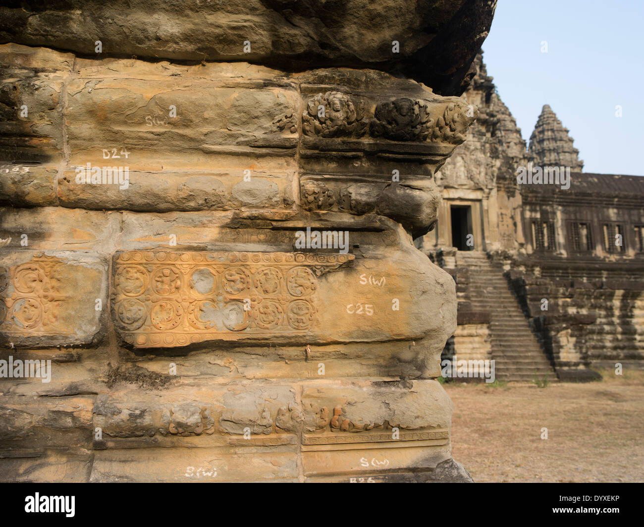 Chiffres et lettres écrites sur des pierres sur leur position à Angkor Wat, Patrimoine Mondial de l'UNESCO. Siem Reap, Cambodge Banque D'Images