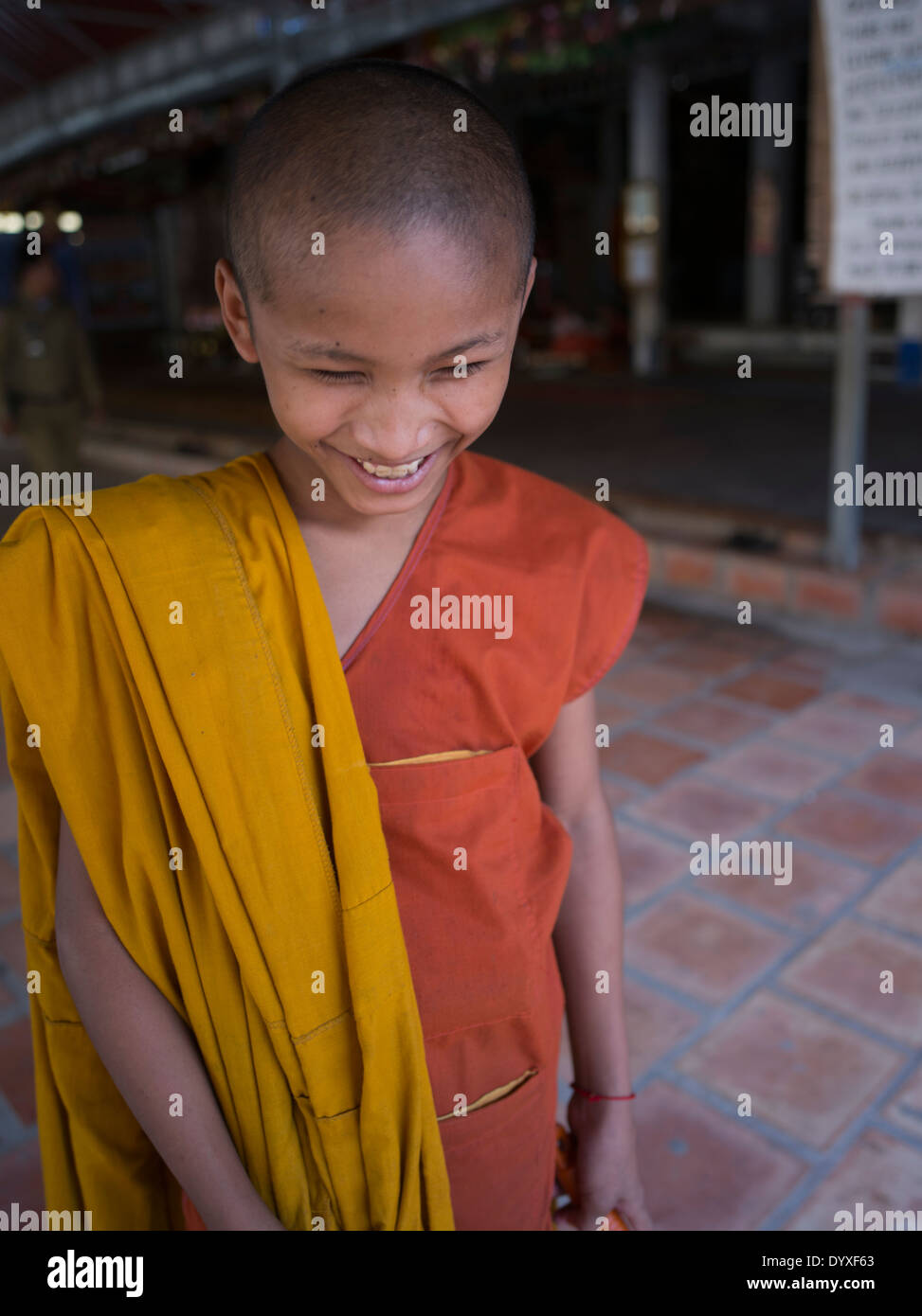 Jeune moine bouddhiste de rire à Angkor Wat, Siem Reap, Cambodge Banque D'Images