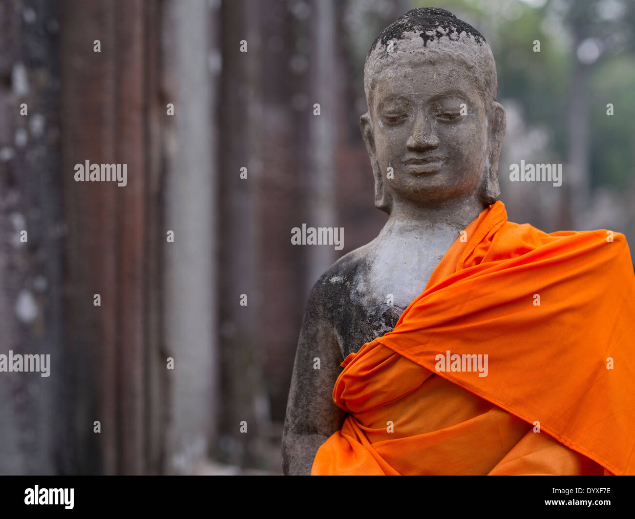 Statue bouddhiste en robes orange au temple Bayon, Angkor Thom, Siem Reap, Cambodge Banque D'Images