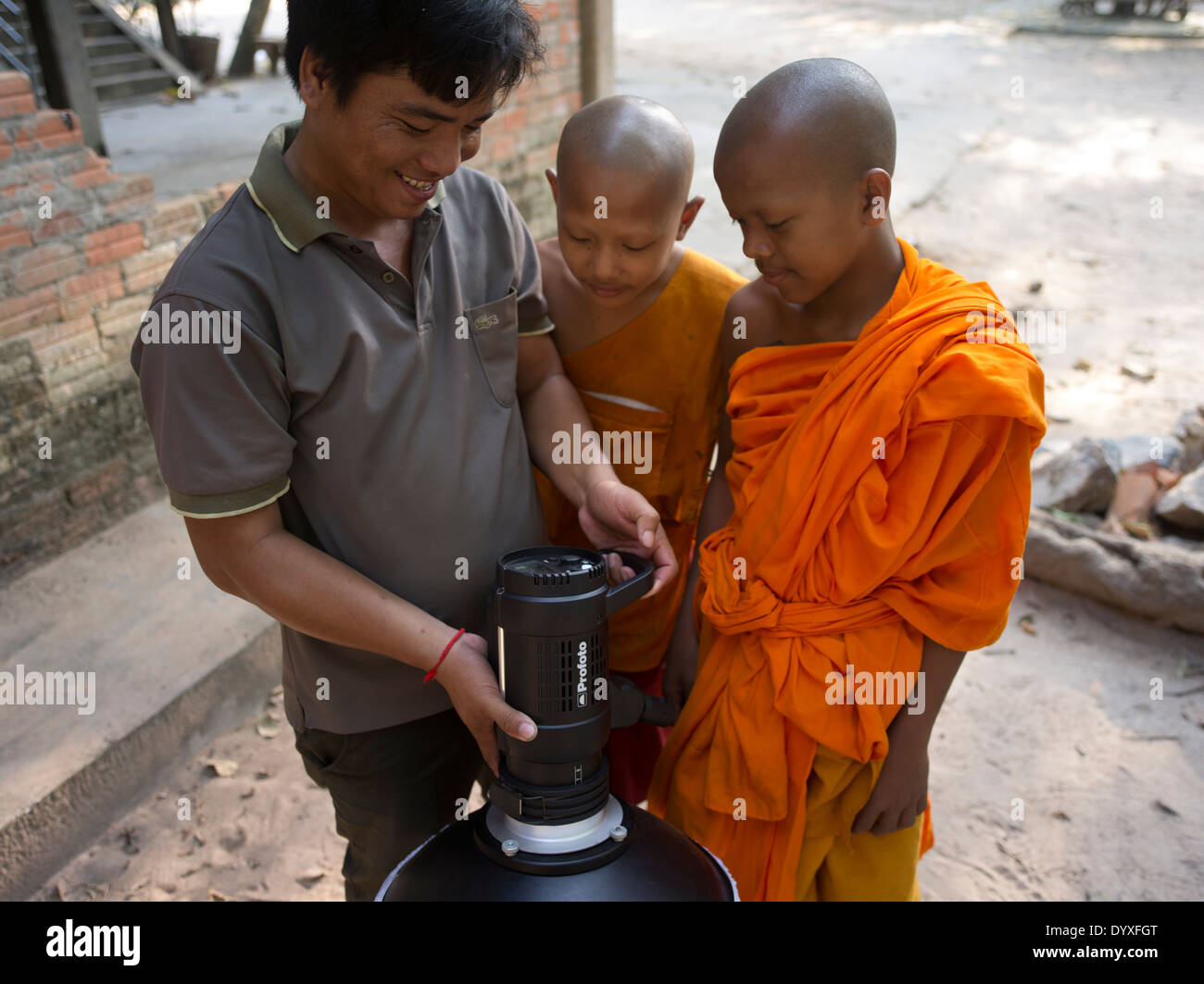 Narith ( tuk tuk driver ), les ISC et Rin vérification du Profoto B1 stroboscope, Siem Reap, Cambodge Banque D'Images