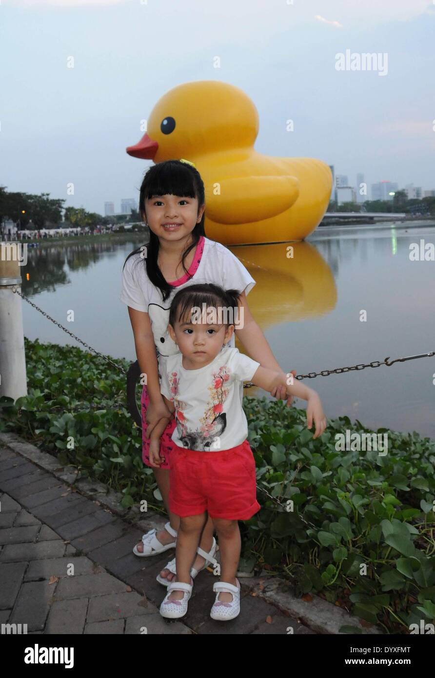 (140427) -- HO CHI MINH ville, 27 avril (Xinhua) -- les enfants posent pour des photos avec le géant de canard en caoutchouc dans le Phu My Hung quartier résidentiel de Ho Chi Minh (HCM), Vietnam, le 26 avril 2014. A 18 mètres de haut canard en caoutchouc, qui a captivé les gens partout dans le monde, sera affiché au Crescent Lake dans le Phu My Hung quartier résidentiel de HCM ville du 27 avril au 31 mai, les médias locaux ont rapporté samedi. Conçu par l'artiste néerlandais Florentijn Hofman, le canard en caoutchouc a commencé une tournée nommée étaler joies autour du Monde' en 2007. HCM Ville sera le 16e rendez-vous où il est affiché. (Xinhua/Tao Banque D'Images