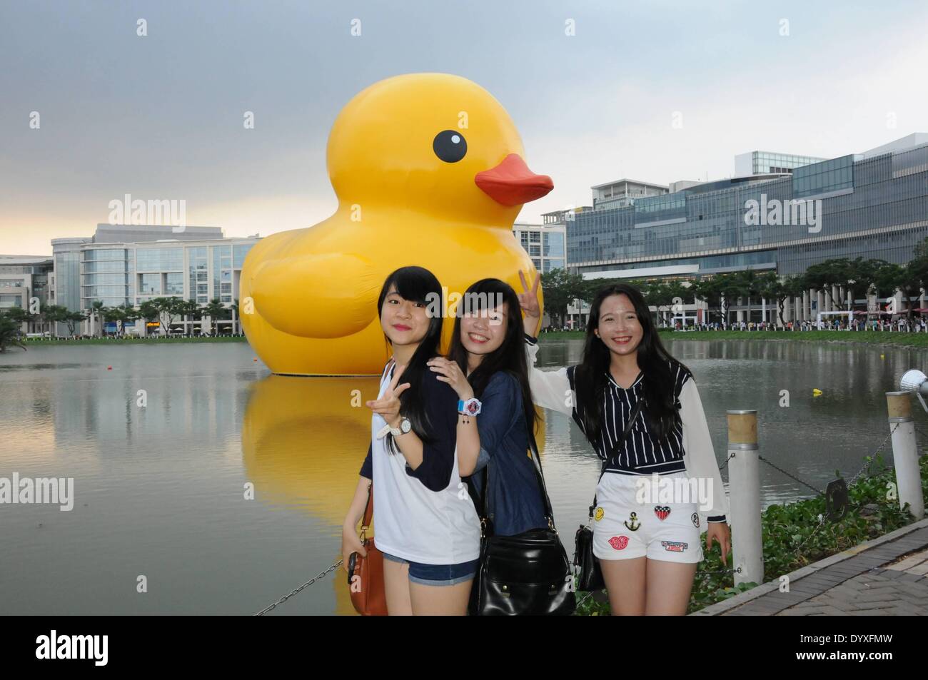 (140427) -- HO CHI MINH ville, 27 avril (Xinhua) -- les gens posent pour des photos avec le géant de canard en caoutchouc dans le Phu My Hung quartier résidentiel de Ho Chi Minh (HCM), Vietnam, le 26 avril 2014. A 18 mètres de haut canard en caoutchouc, qui a captivé les gens partout dans le monde, sera affiché au Crescent Lake dans le Phu My Hung quartier résidentiel de HCM ville du 27 avril au 31 mai, les médias locaux ont rapporté samedi. Conçu par l'artiste néerlandais Florentijn Hofman, le canard en caoutchouc a commencé une tournée nommée étaler joies autour du Monde' en 2007. HCM Ville sera le 16e rendez-vous où il est affiché. (Xinhua/Tao J Banque D'Images