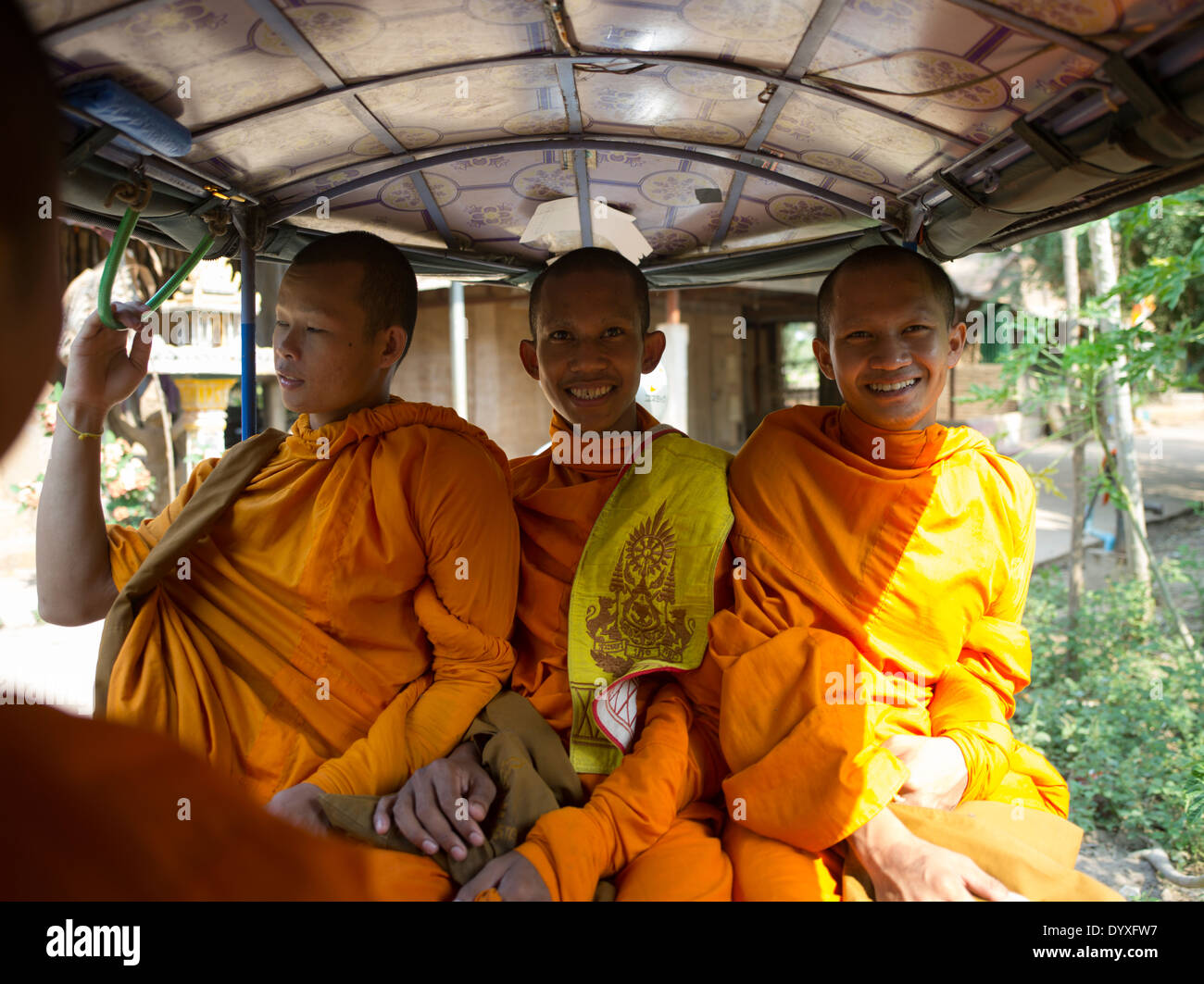 Les jeunes moines bouddhistes en tuk tuk au temple Wat Athvea, Siem Reap, Cambodge Banque D'Images