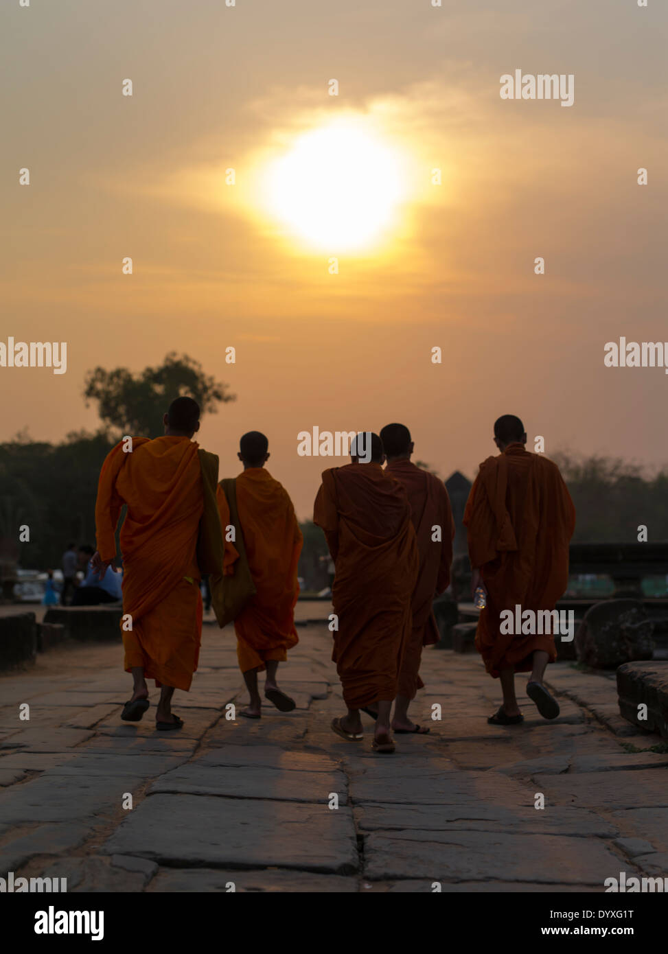 Les moines bouddhistes et le coucher du soleil au Temple d'Angkor Wat, Siem Reap, Cambodge Banque D'Images