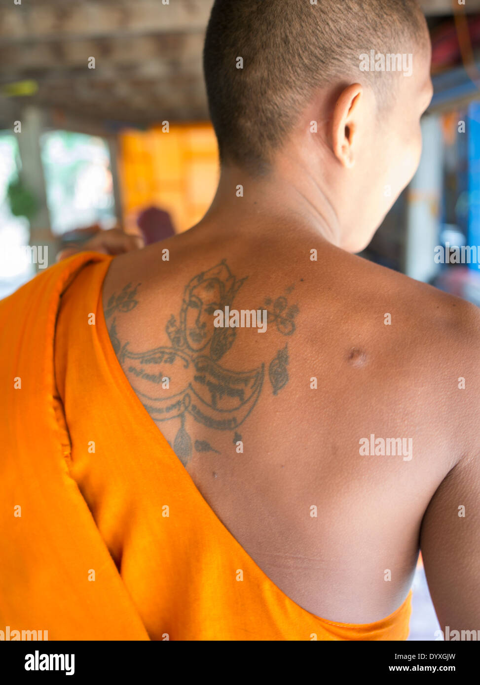 Jeune moine bouddhiste de tatouages à Wat Athvea Temple, Siem Reap, Cambodge Banque D'Images