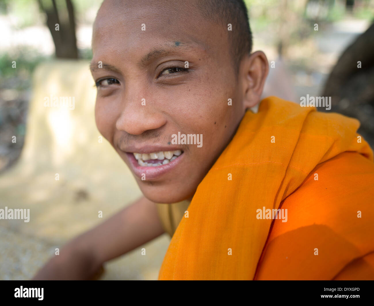 Jeune moine bouddhiste au temple Wat Athvea, Siem Reap, Cambodge Banque D'Images