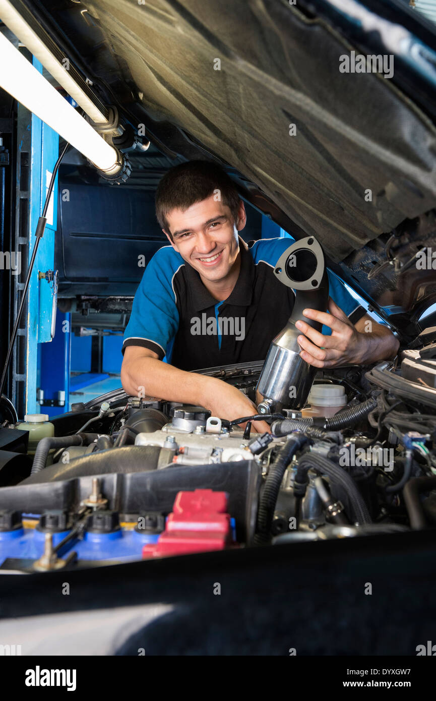 En vertu de l'apprenti mécanicien, un capot de voiture Banque D'Images