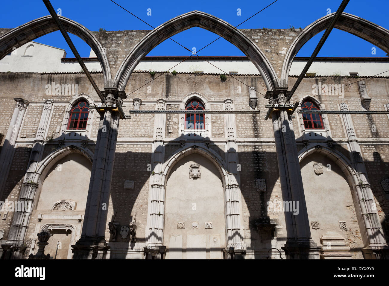 Ruines de la 14th-15th century Gothic church Igreja do Carmo à Lisbonne, Portugal. Endommagés par le tremblement de terre en 1755. Banque D'Images