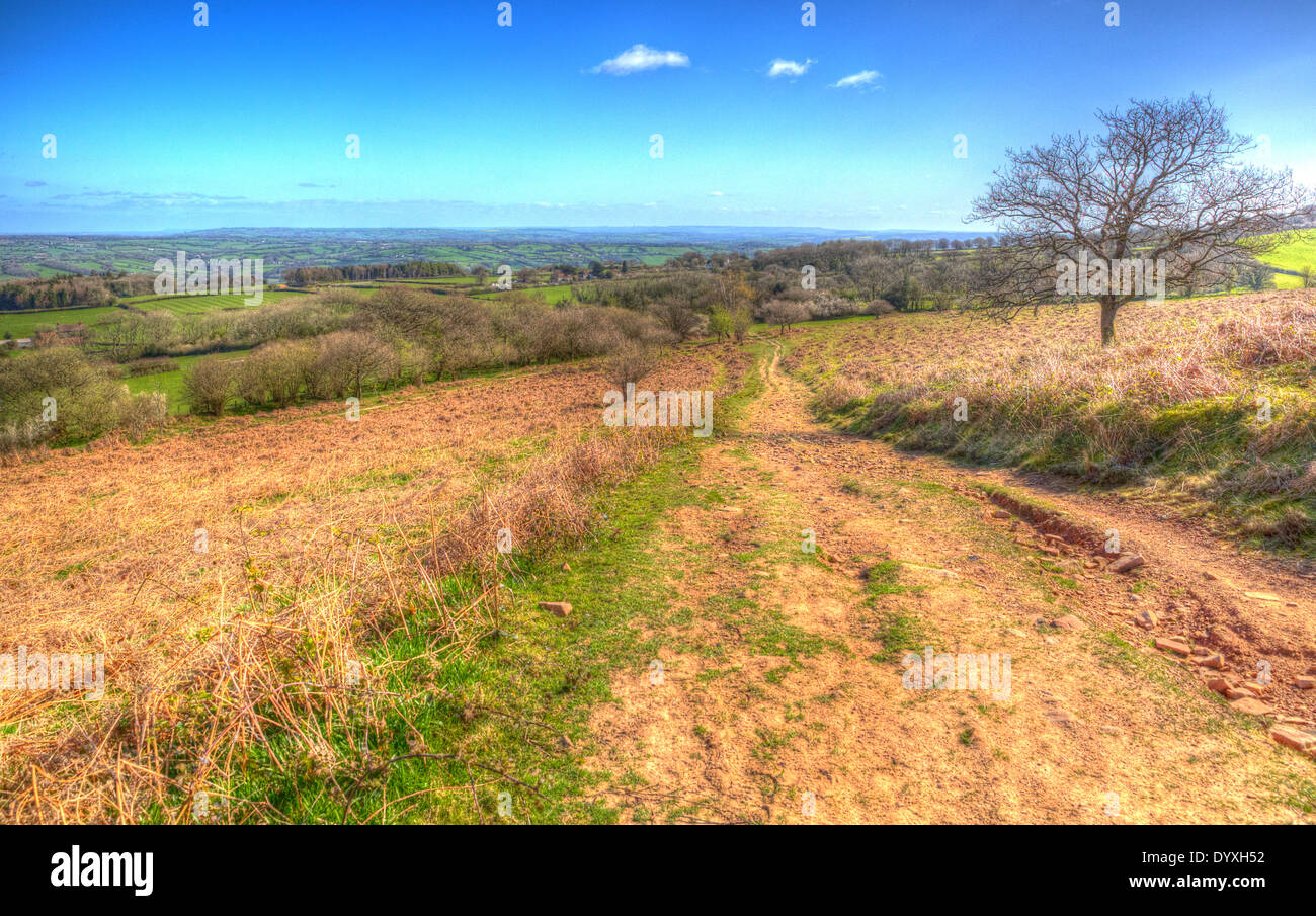 Vue depuis le bas noir les collines de Mendip Somerset England UK vers Chew Valley dans HDR Banque D'Images