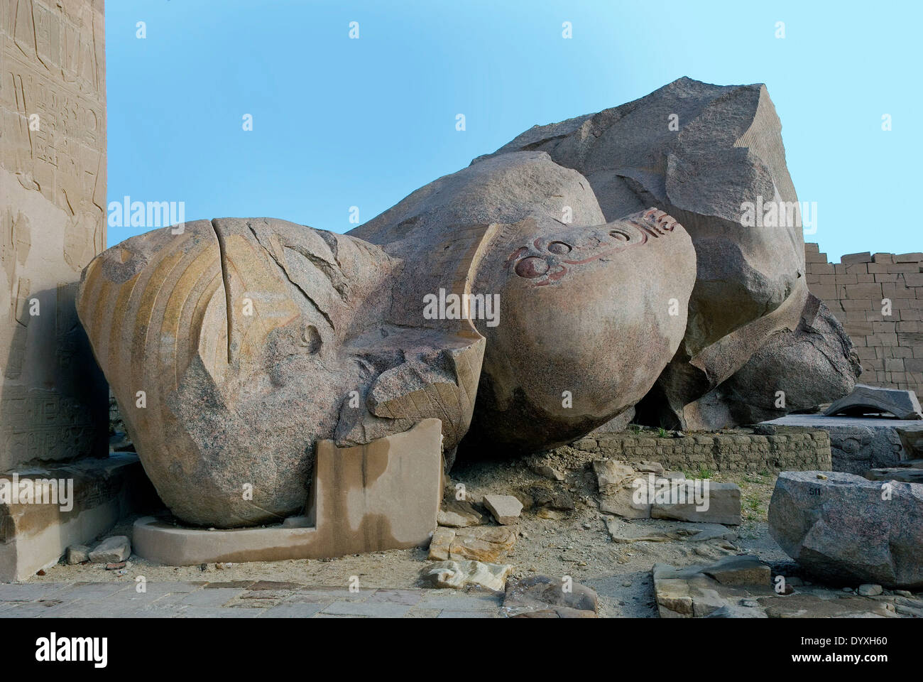 Vue de l'est de Ramesseum . Tête de granit colossale de Ramsès II° Banque D'Images