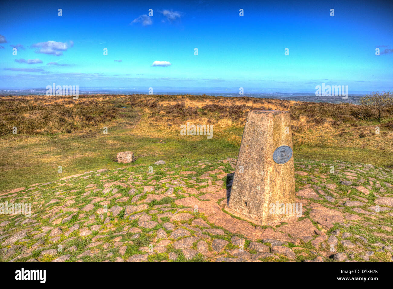 Trig point sur Black Down les collines de Mendip Somerset England UK dans HDR Banque D'Images