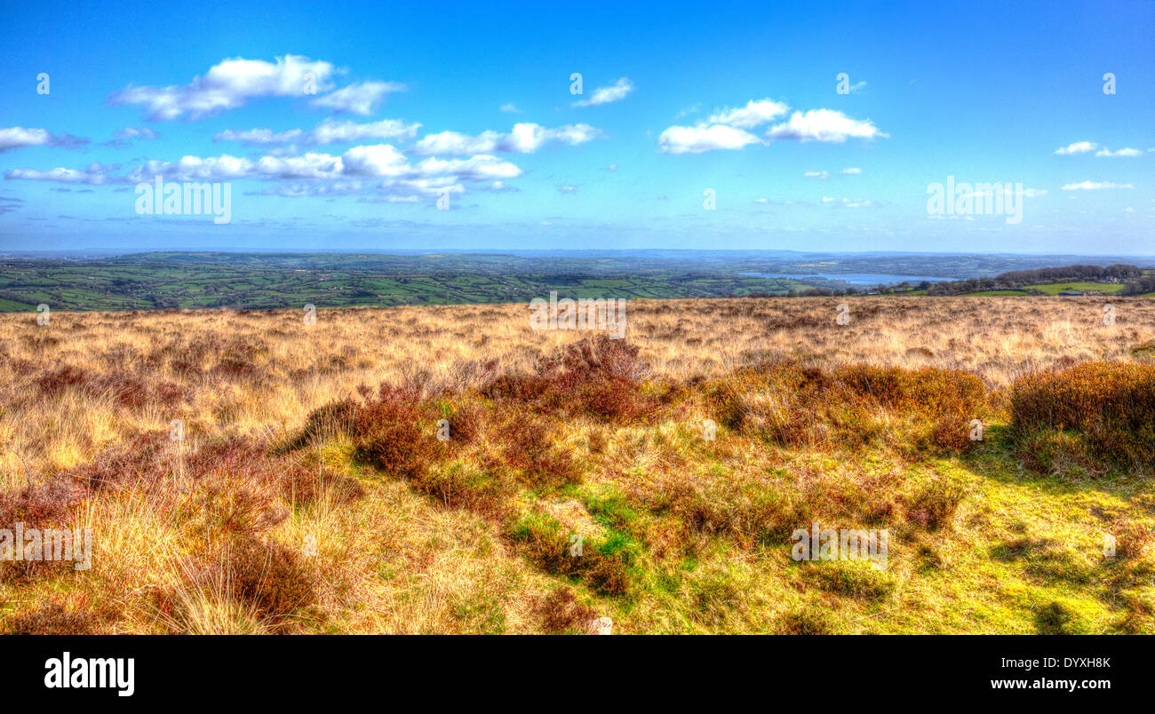 Vue depuis le bas noir les collines de Mendip Somerset England UK vers la vallée et le lac Chew dans HDR colorés Banque D'Images