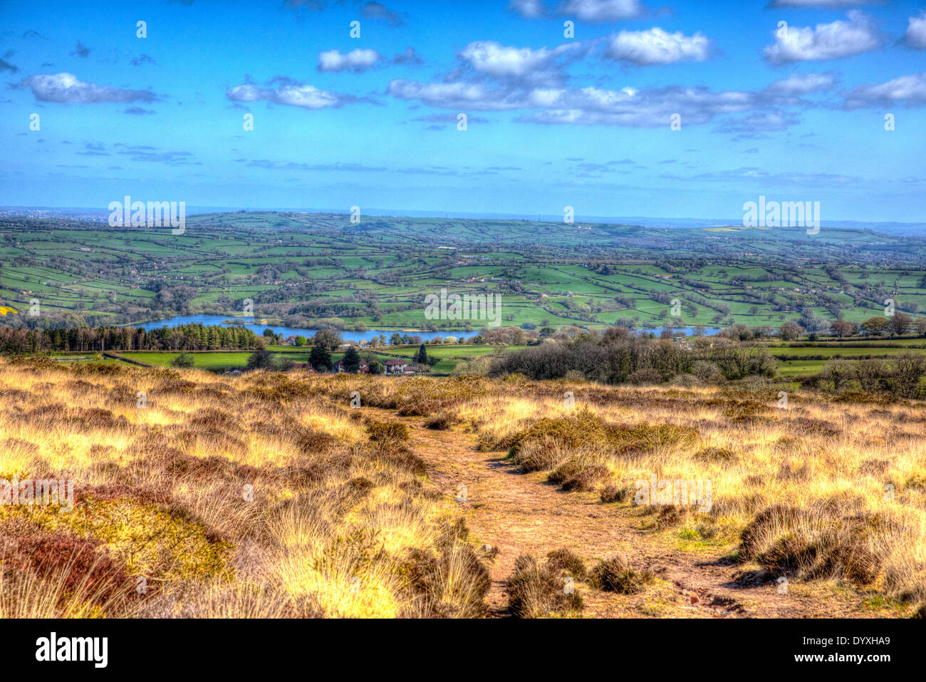 Vue depuis le bas noir les collines de Mendip Somerset England UK vers Blagdon lake et Chew Valley dans HDR Banque D'Images