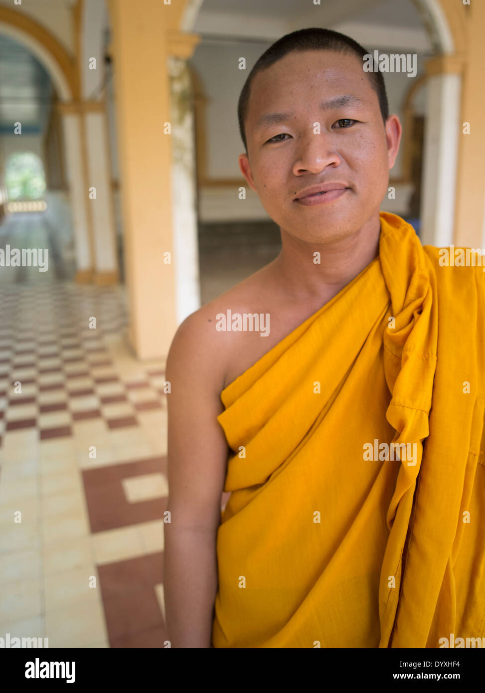 Jeune moine bouddhiste au temple Wat Dam Nak, Siem Reap, Cambodge Banque D'Images