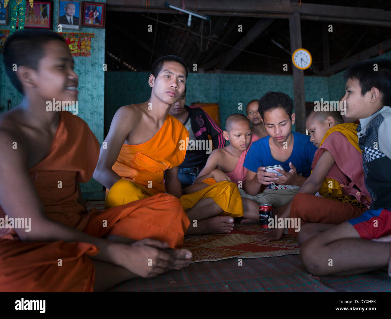 Groupe de jeunes moines bouddhistes se détendre dans leur chambre à Angkor Wat, Siem Reap, Cambodge Banque D'Images
