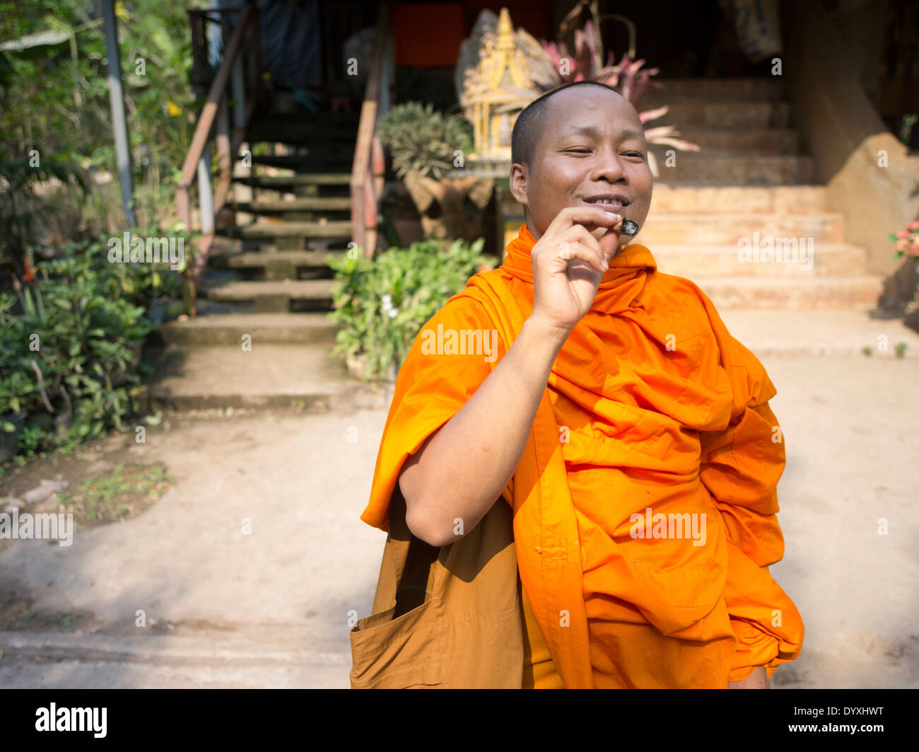 Jeune moine bouddhiste fumer un cigare au temple Wat Athvea, Siem Reap, Cambodge Banque D'Images