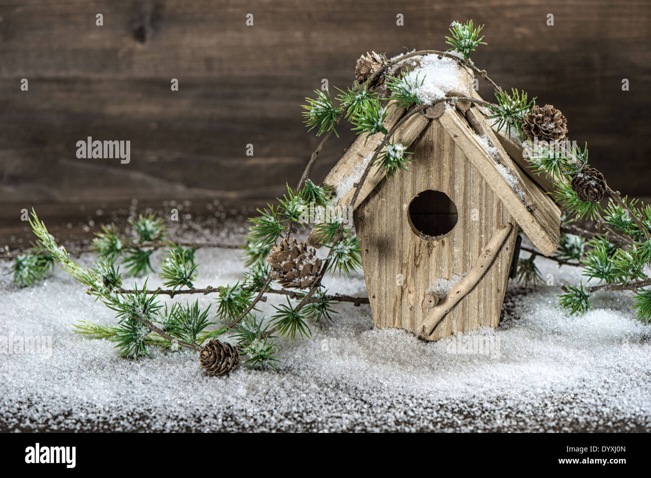 Cabane et l'arbre de Noël Décoration brunch sur fond de bois rustique. vintage country style photo avec de la neige Banque D'Images