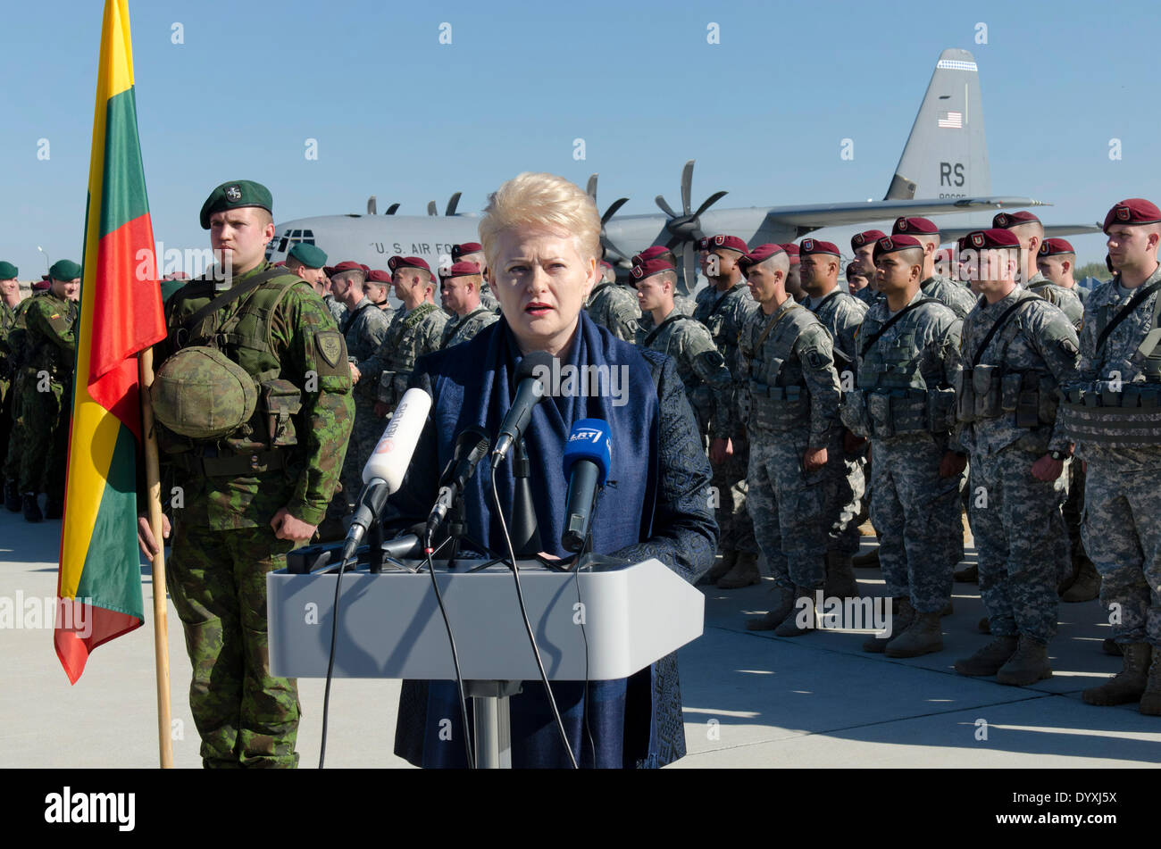 Le Président de la Lituanie Dalia Grybauskaitė nous accueille avec des parachutistes de l'Armée de la 173e Airborne Brigade Combat Team pour des exercices de l'OTAN le 26 avril 2014 à Siauliai, Lituanie. Les soldats ont été déployés pour la Lituanie, la Pologne, la Lettonie et l'Estonie comme montée des tensions avec la Russie sur l'Ukraine. Banque D'Images