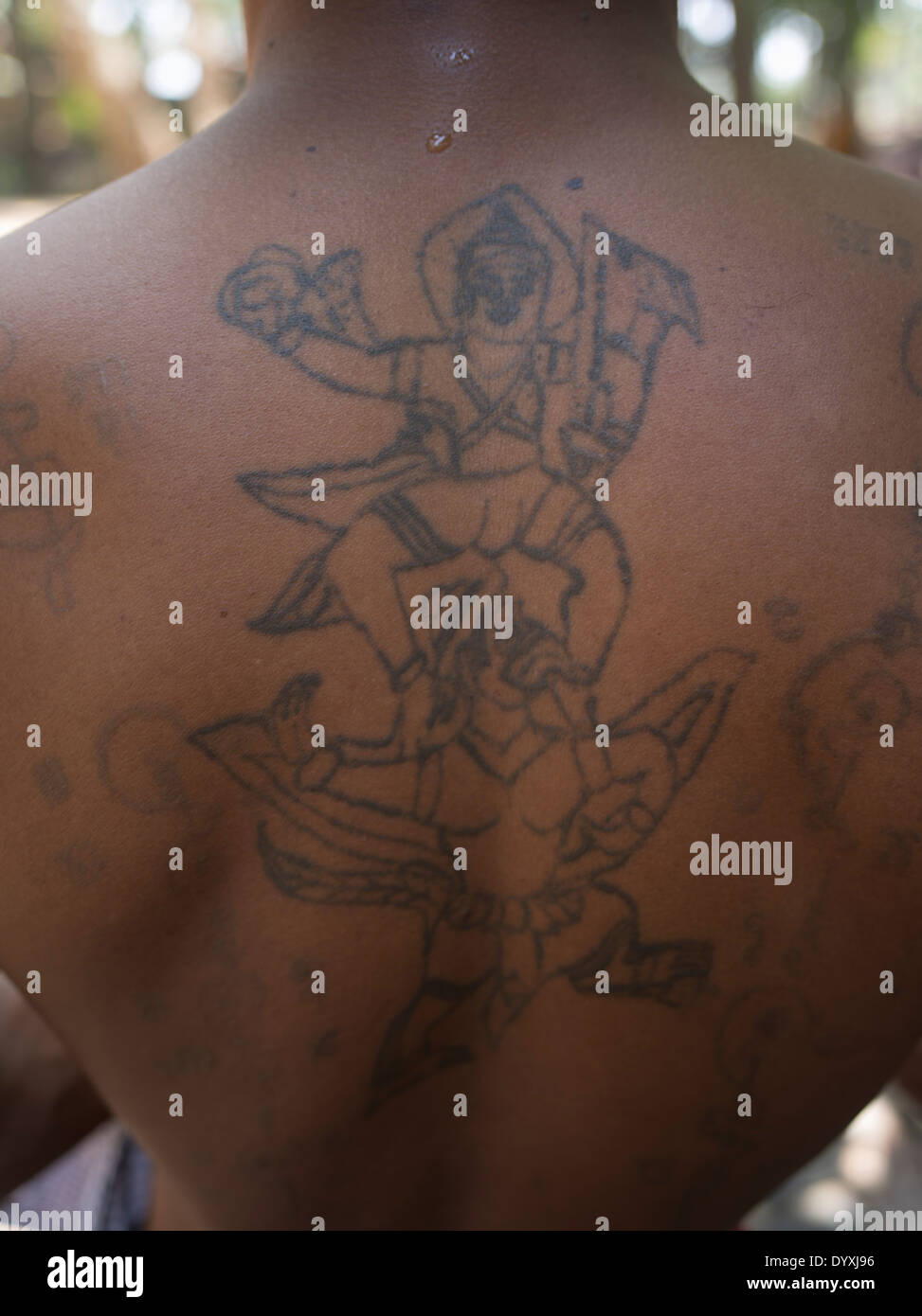 Moine avec tatouages bouddhiste Temple Lolei ( Du Roluos ) , Siem Reap, Cambodge Banque D'Images