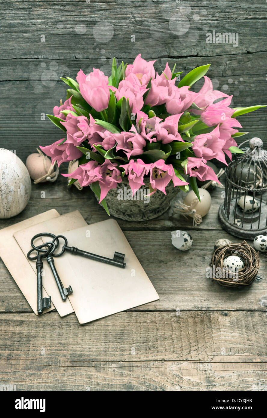 Vintage décoration de pâques avec cage, oeufs et tulipe rose fleurs. country style photo avec effet feux Banque D'Images