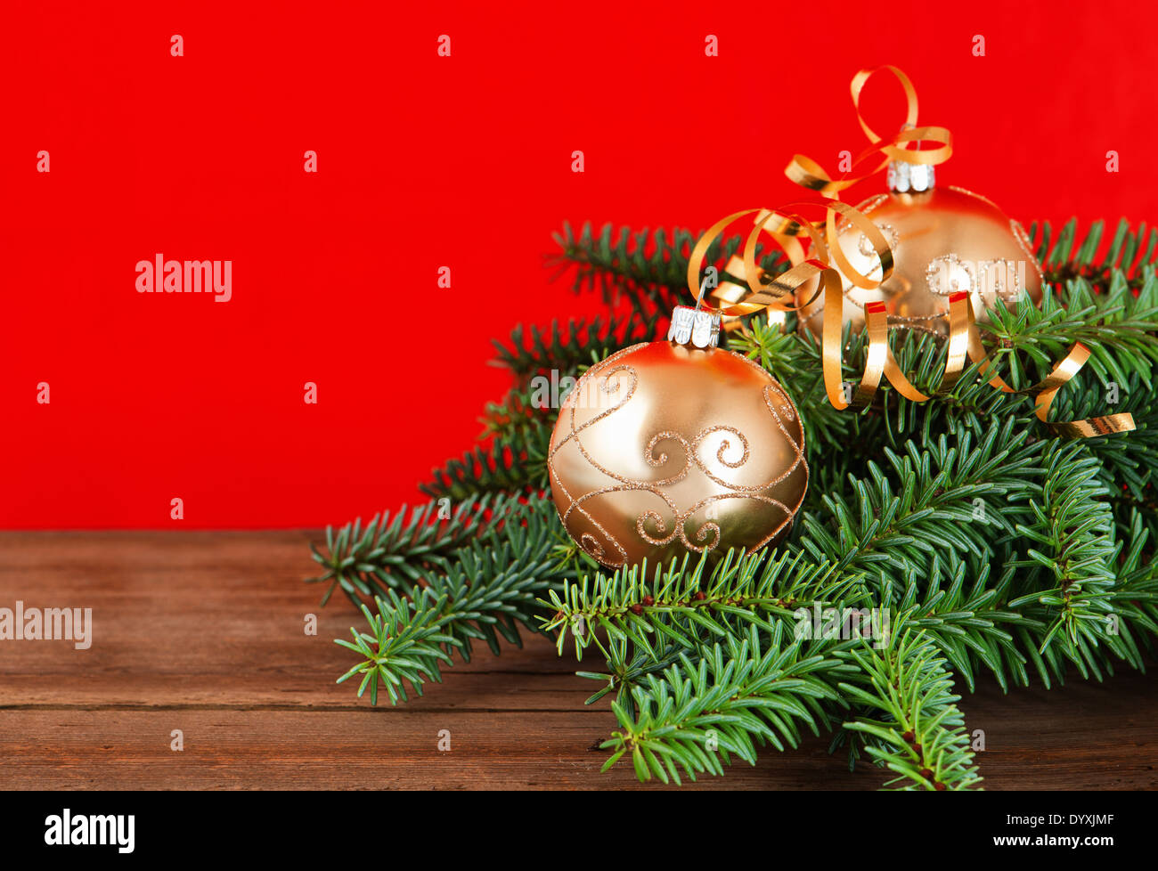 Boules de Noël en or avec la direction générale de l'arbre de Noël sur fond rouge Banque D'Images