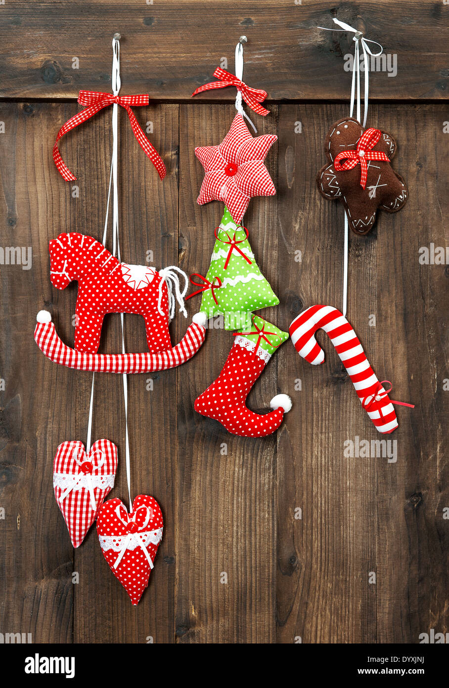 Décoration de Noël jouets faits à la main sur fond de bois rustique Banque D'Images