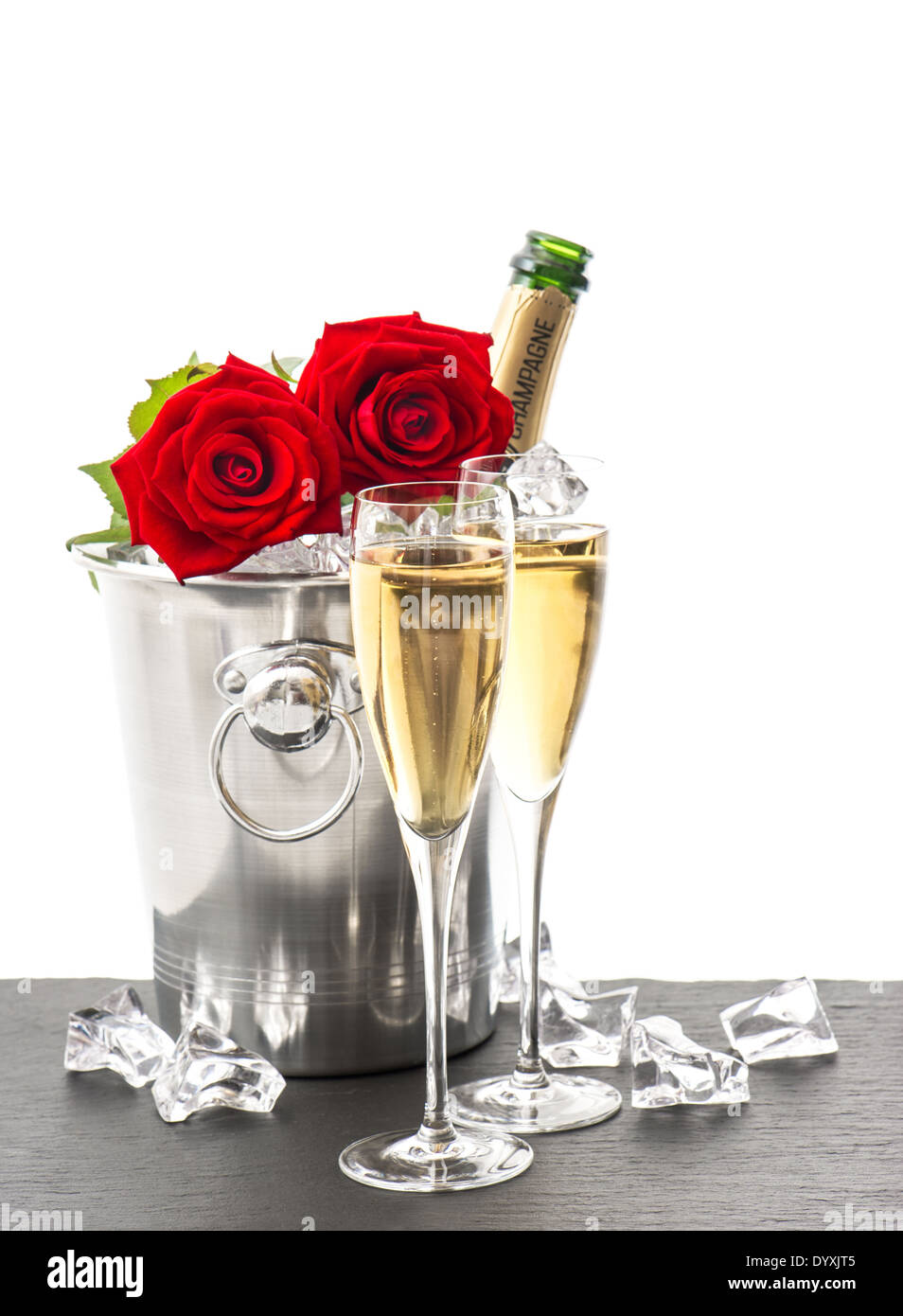 Bouteille De Champagne Deux Verres Et Roses Rouges Arrangement De Fete Avec Du Vin Mousseux Et Des Fleurs Photo Stock Alamy