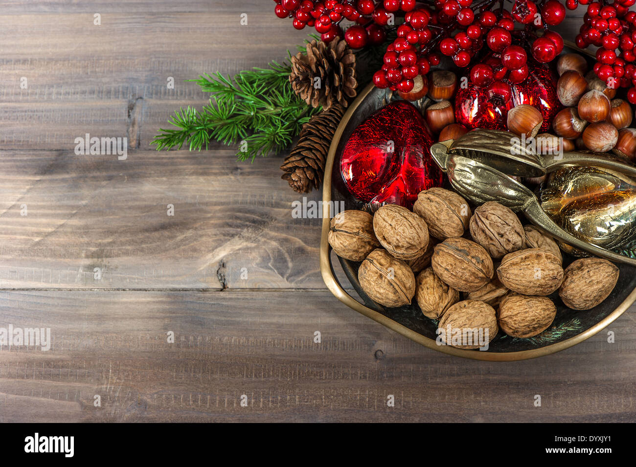Les noix et les décorations de Noël sur fond de bois Banque D'Images