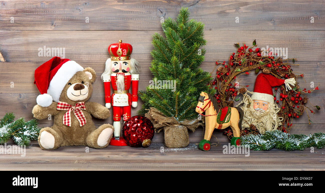 Décoration de Noël nostalgique avec l'ours en peluche et jouets anciens