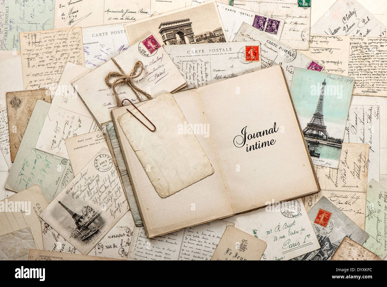 Livre journal vide ouvert, lettres anciennes, cartes postales françaises Banque D'Images
