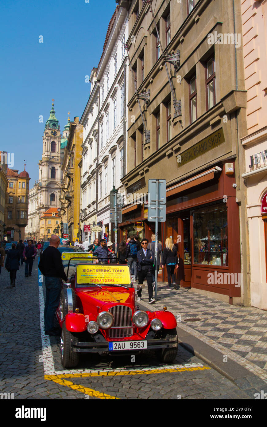 Visite guidée d'une ancienne voiture, rue Mostecka, Mala Strana, Prague, République Tchèque, Europe Banque D'Images