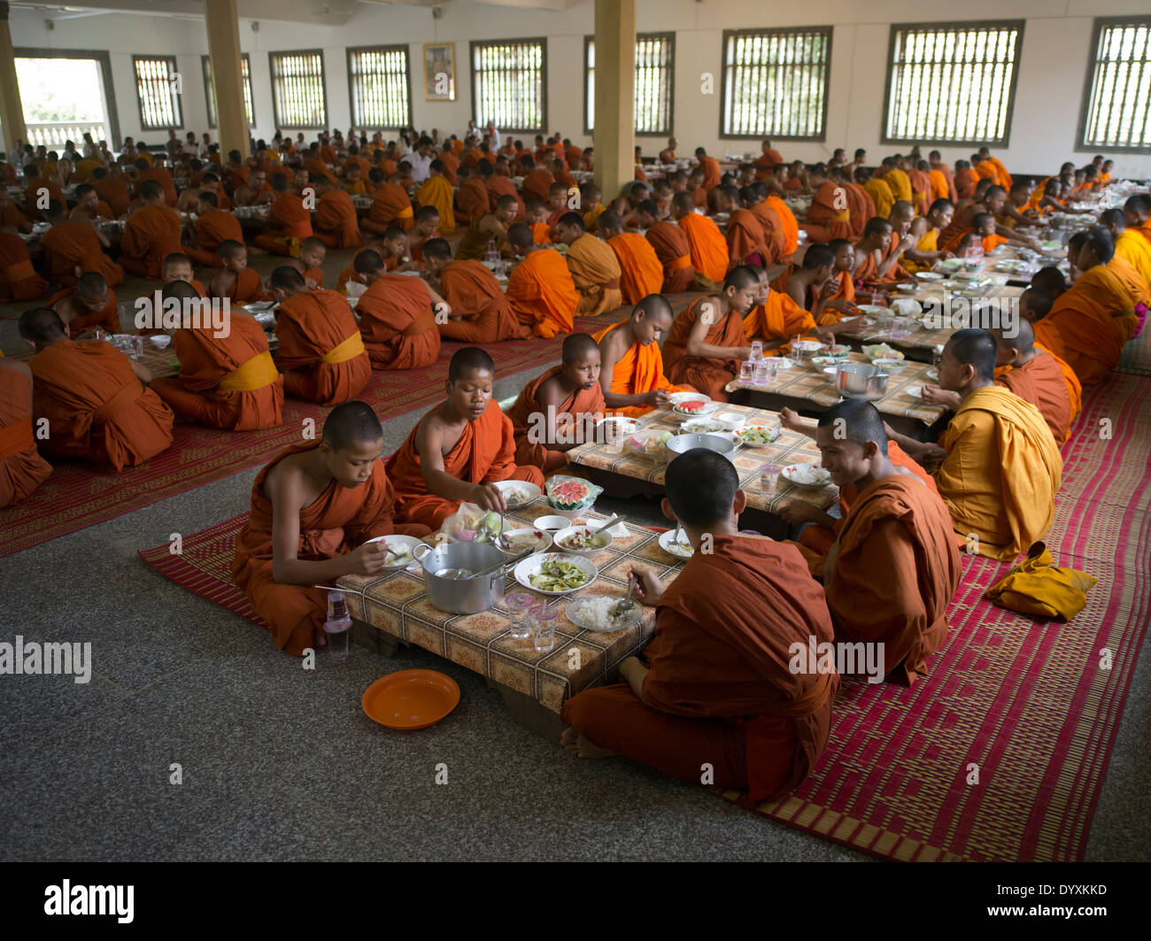 Les jeunes moines bouddhistes de manger le déjeuner au Temple de Wat Bo, Siem Reap, Cambodge Banque D'Images