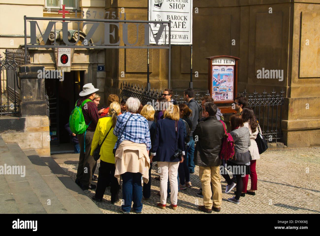 Groupe touristique en face d'un musée, Place Krizovnicke Namesti, vieille ville, Prague, République Tchèque, Europe Banque D'Images