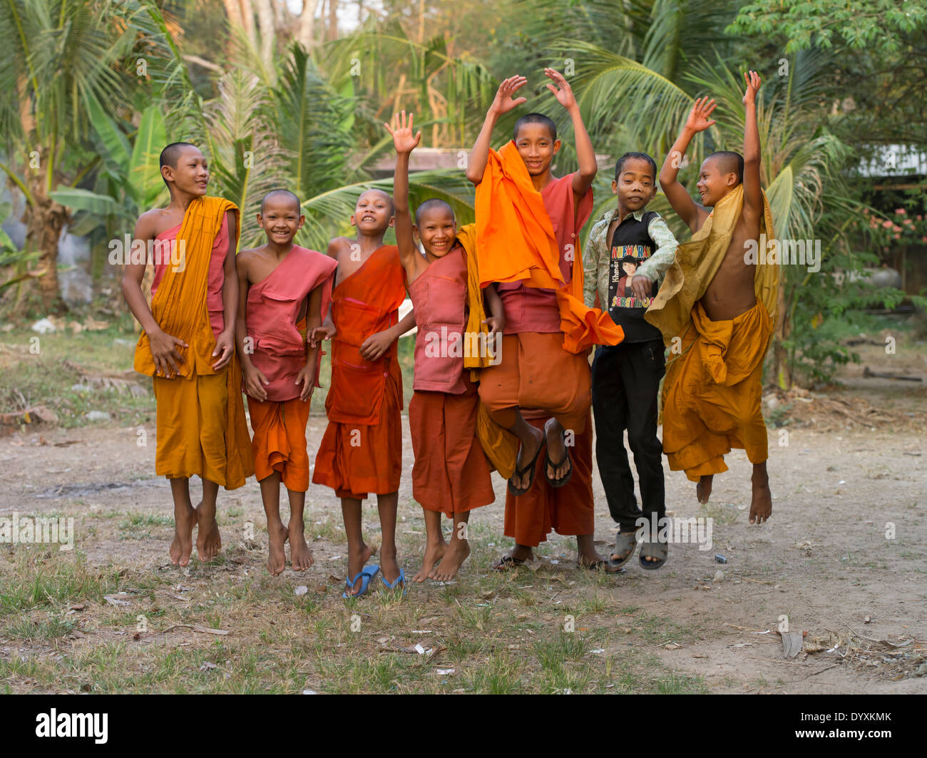 Les jeunes moines bouddhistes heureusement sauter de joie à Angkor Wat, Siem Reap, Cambodge Banque D'Images