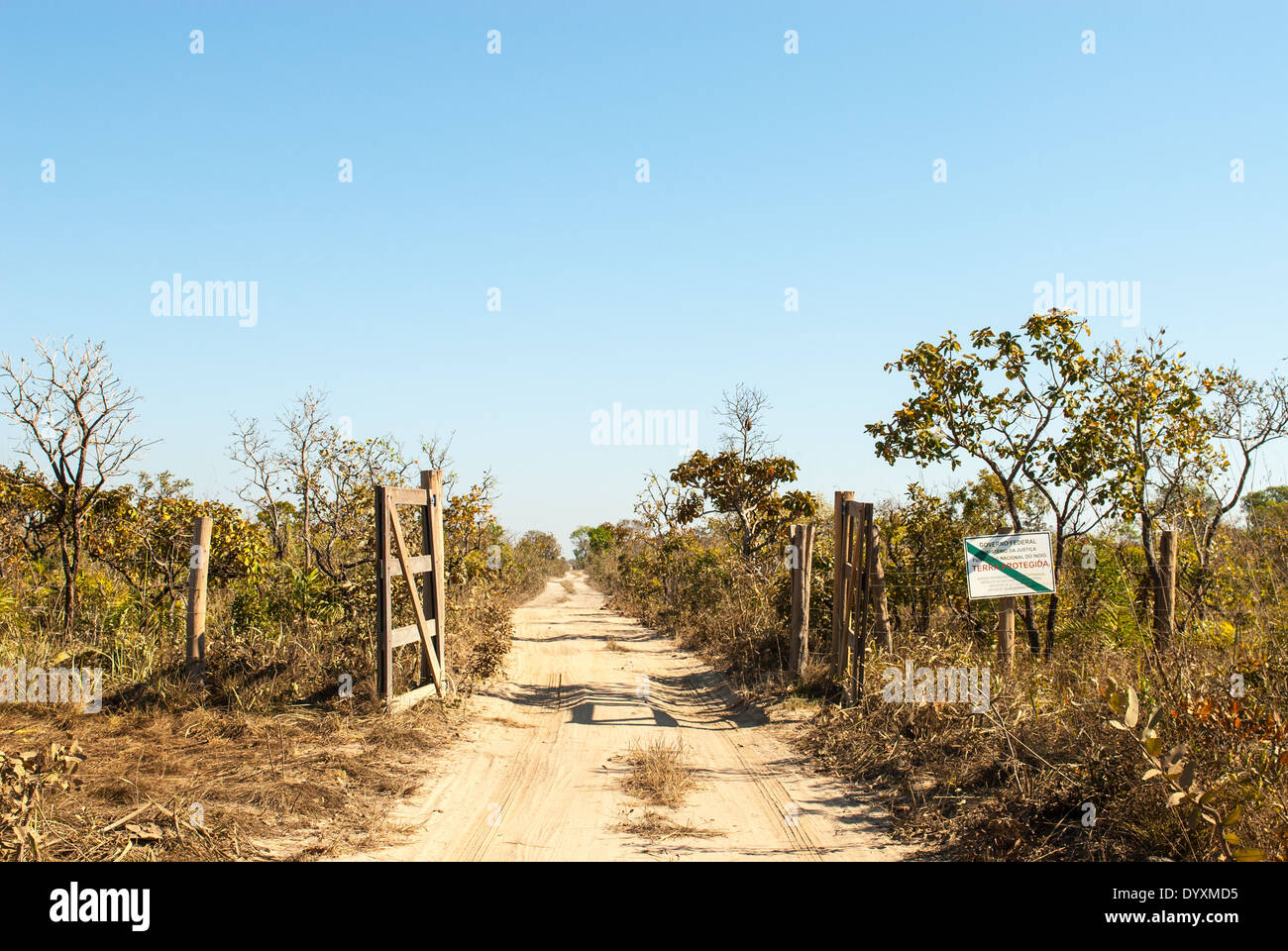 L'État de Mato Grosso, Brésil. Entrée du parc indigène du Xingu avec FUNAI sign'terrains protégés, l'accès à des étrangers". Banque D'Images