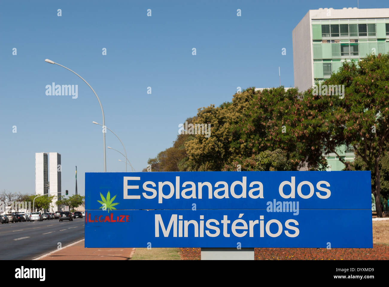 Brasilia, Brésil. 'Légaliser' Canabis, graffitti sur panneau routier pour les ministères et les bâtiments du Congrès. Banque D'Images