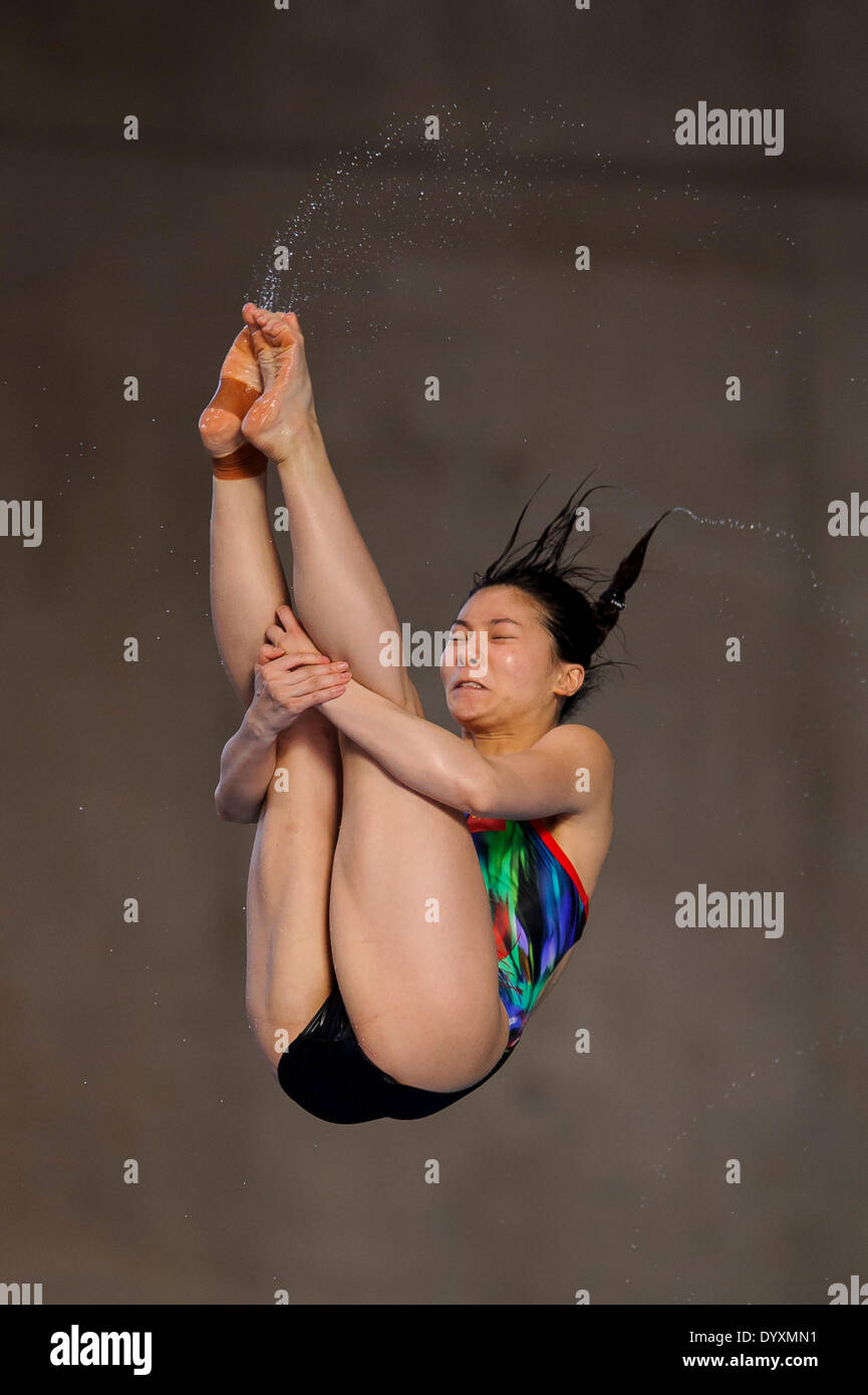 Londres, Royaume-Uni. Apr 26, 2014. Il Zi de Chine (CHN) plongées dans la finale Tremplin 3m Femmes lors de la deuxième journée de la FINA/NVC Diving World Series 2014 au London Centre aquatique. Credit : Action Plus Sport/Alamy Live News Banque D'Images