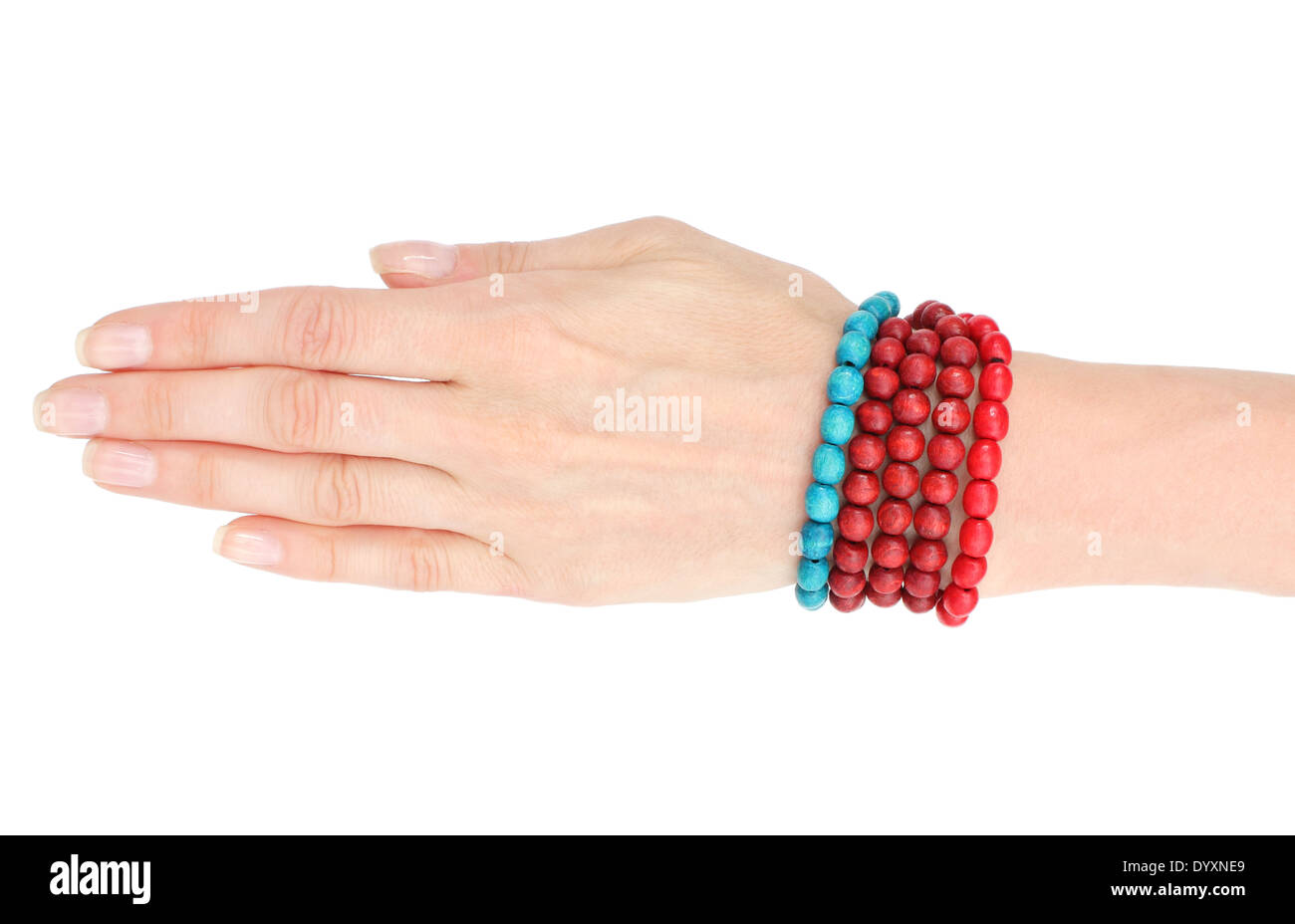 Main de femme avec des bracelets colorés isolé sur fond blanc Banque D'Images