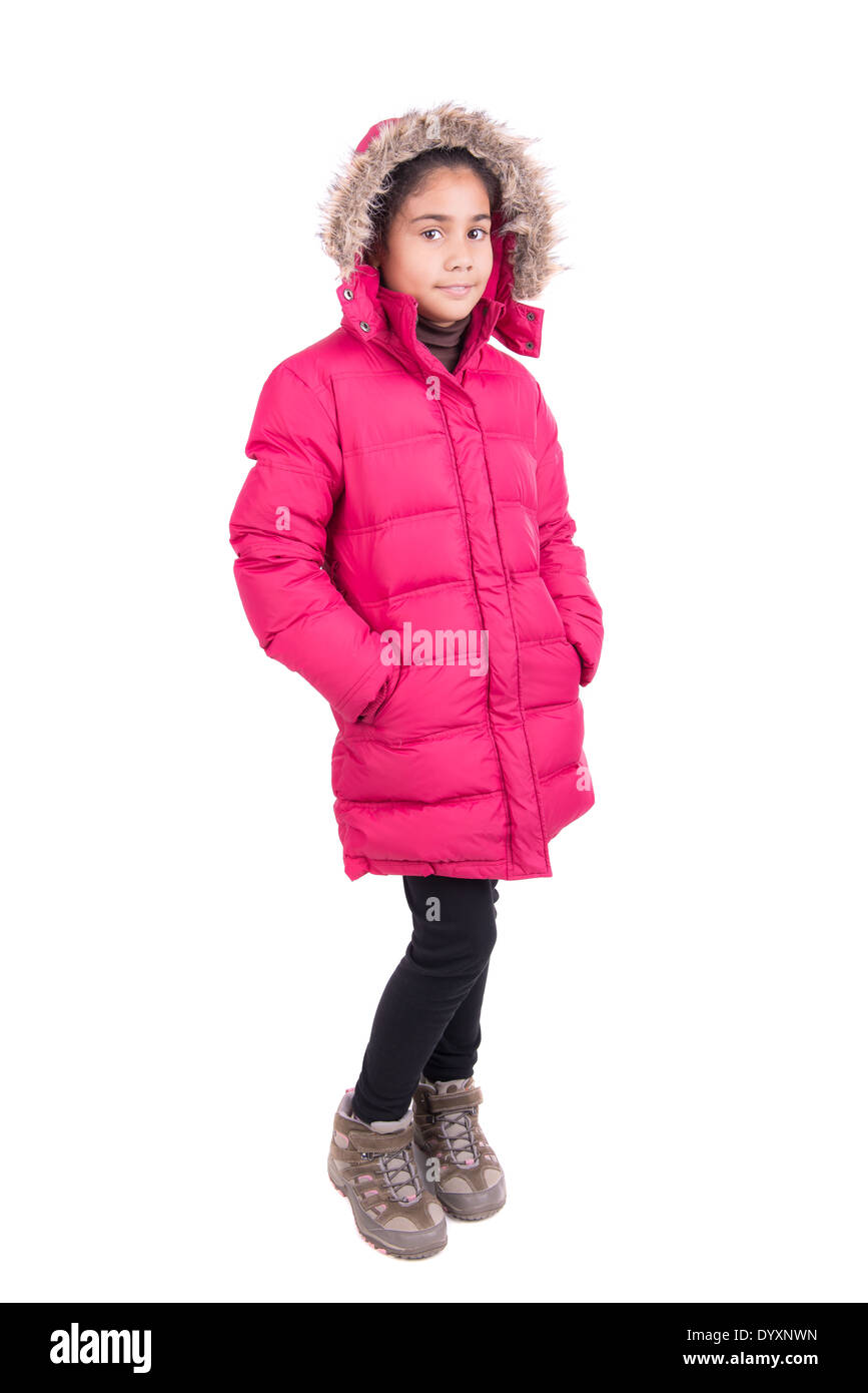 Jeune fille posant dans des manteaux d'hiver isolé dans White Banque D'Images