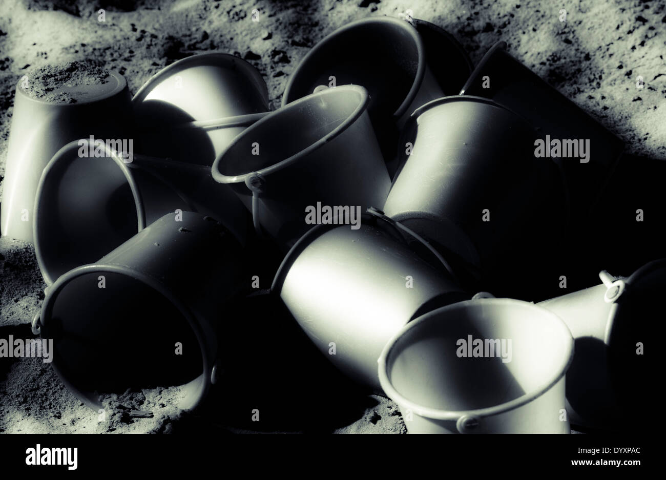 Seaux dans le sable Banque D'Images