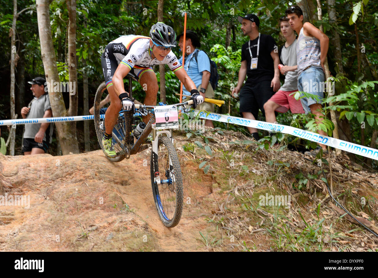 Cairns, Australie. Apr 27, 2014. La quatrième place Haibike Pro Team rider Sabine Spitz de l'Allemagne pendant la course de cross-country élite femmes à la Coupe du Monde de vélo de montagne UCI dans la forêt tropicale, Smithfield Cairns. Credit : Action Plus Sport/Alamy Live News Banque D'Images