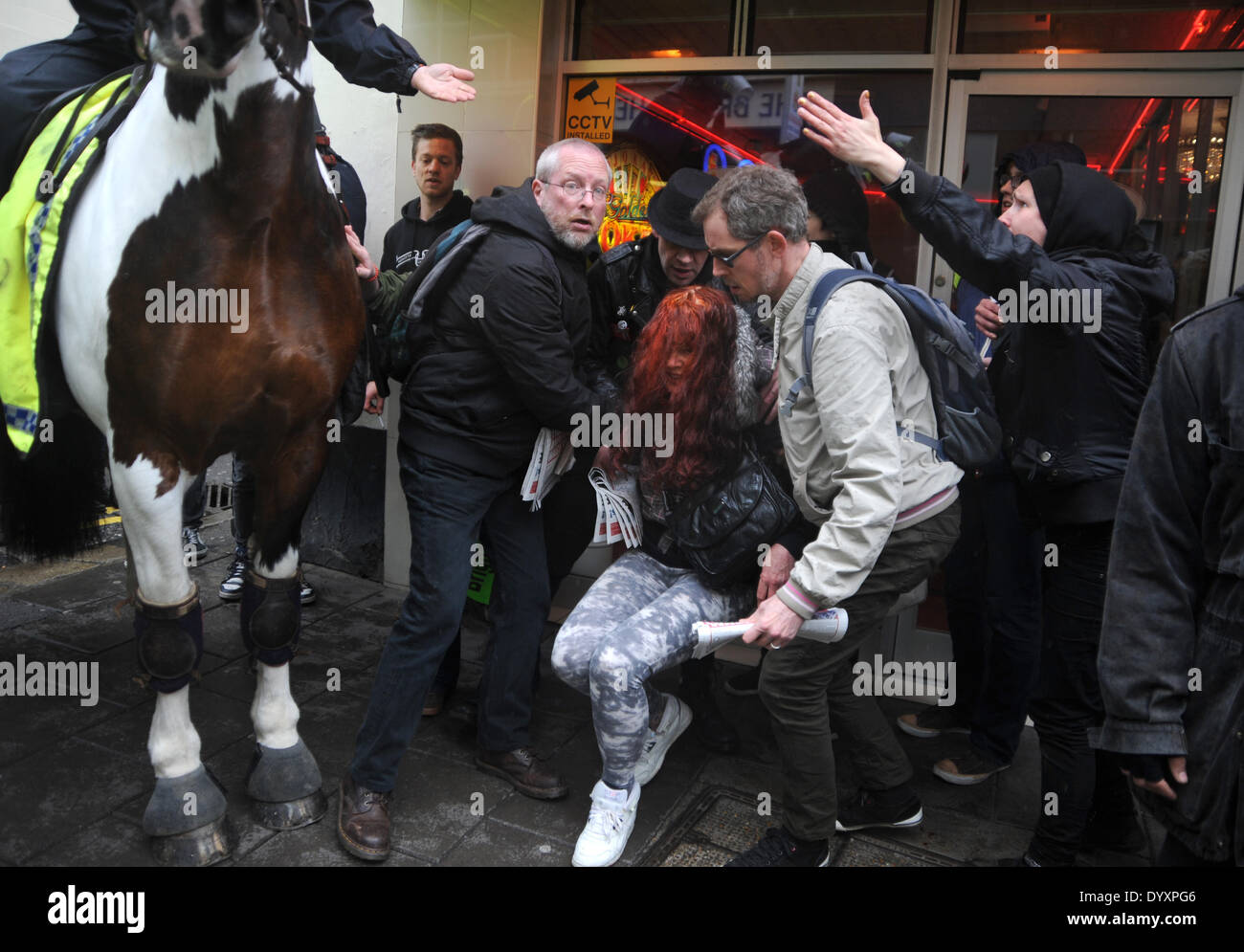 Un manifestant fasciste est jeté à terre comme les éruptions d'anomalie à l'Angleterre pour mars rassemblement à Brighton aujourd'hui.Environ 100 personnes ont participé à la manifestation qui a causé des perturbations importantes dans la ville avec une présence policière massive en essayant de garder les manifestants fascistes loin de la procession Banque D'Images