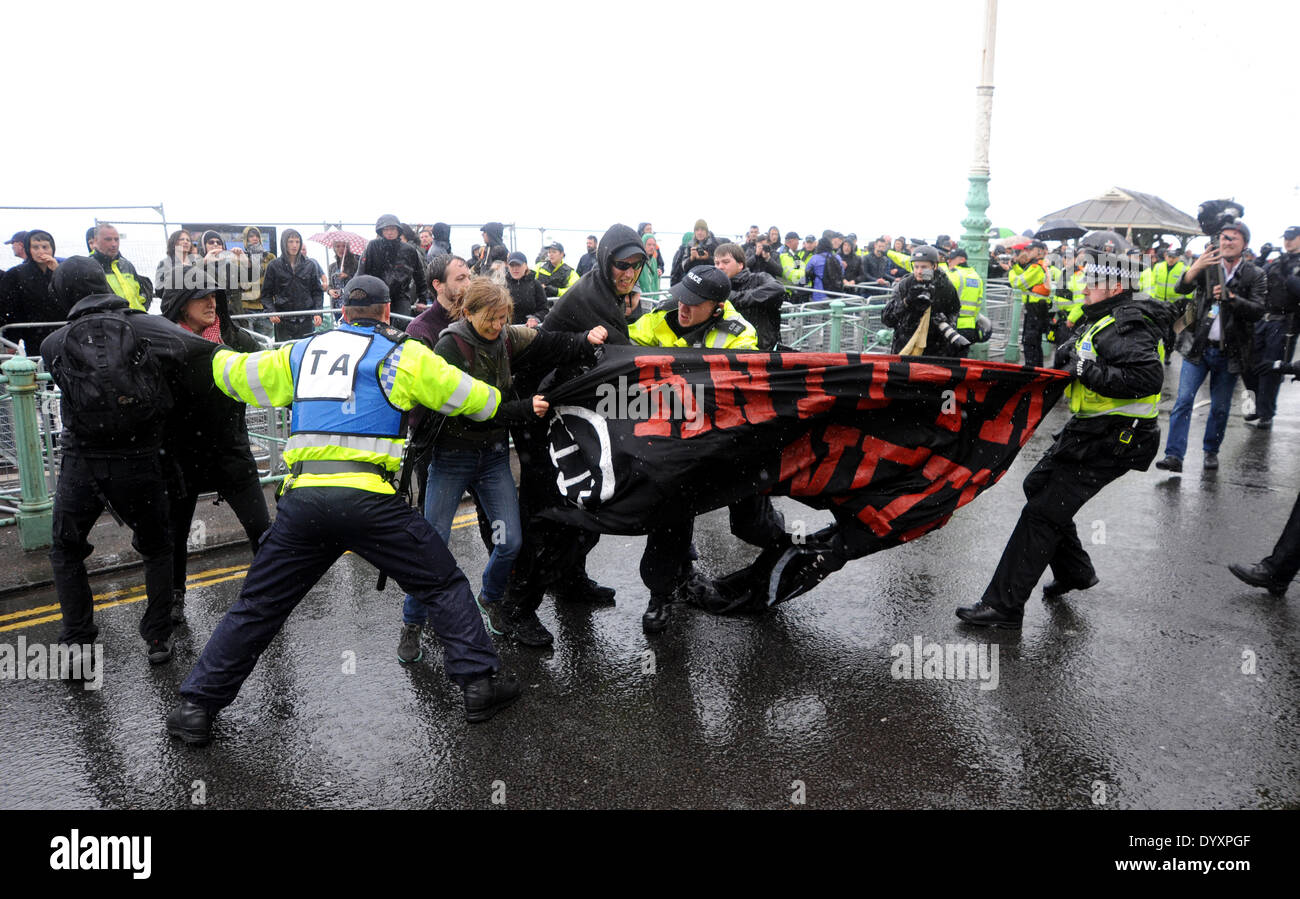 En conflit avec la police fasciste anti manifestants qui tentaient de perturber la marche de l'Angleterre à Brighton Banque D'Images