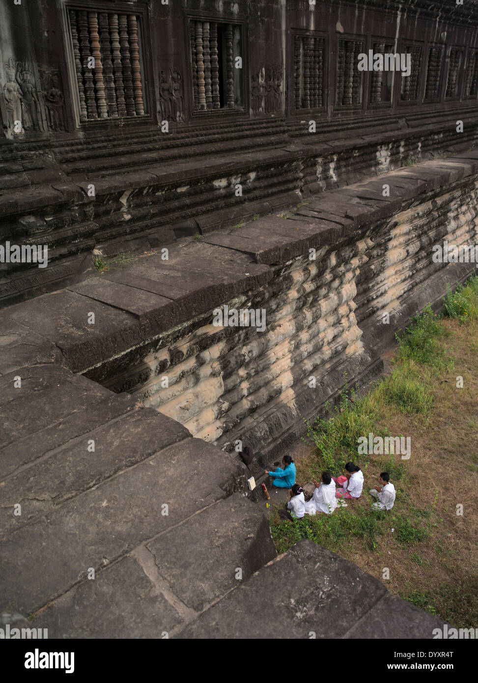Offrant des prières à Angkor Wat, Temple bouddhiste, Siem Reap, Cambodge Banque D'Images