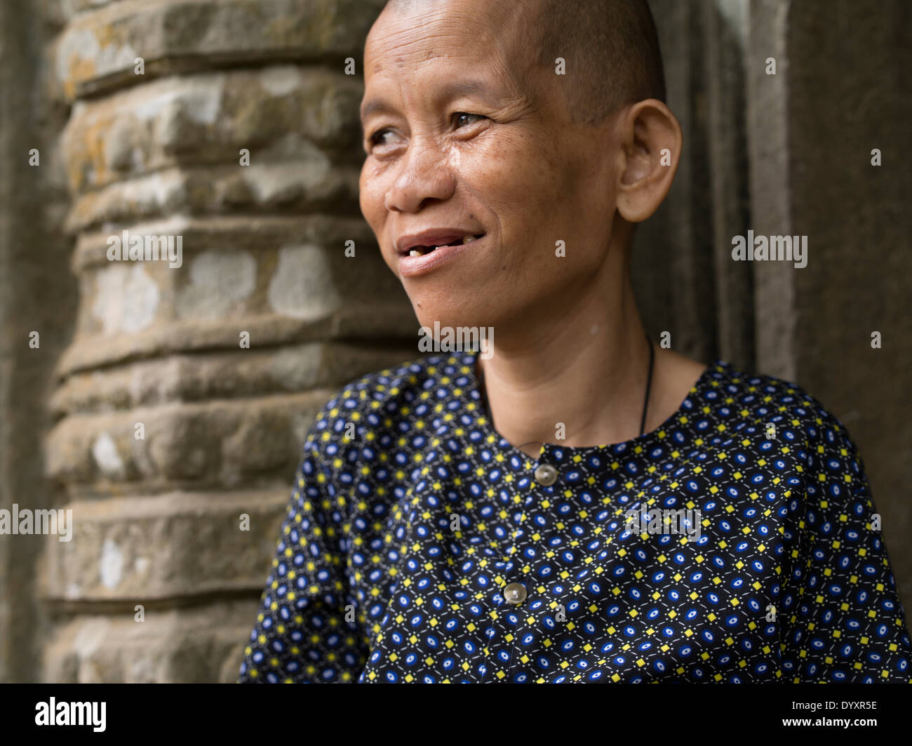 Femme cambodgienne à Ta Prohm temple ruine dans la forêt. Siem Reap, Cambodge Banque D'Images